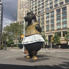 Hippo Ballerina du Bjorn Okholm Skaarup davanti alla Metropolitan Opera House di New York - Lincoln Center